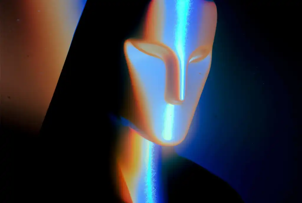 Máscara abstrata preta com luz azul e contorno laranja